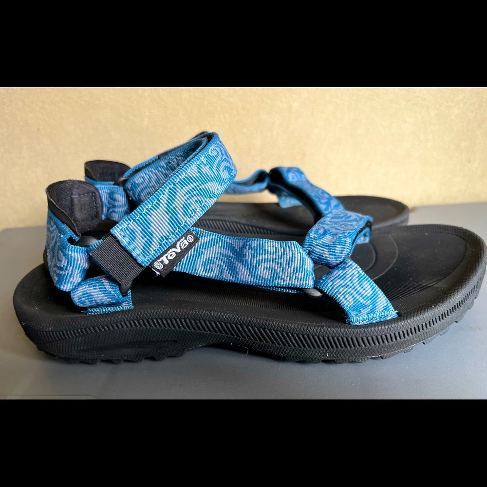 Teva Women’s Original Universal Sandals in blue. Size 9.
